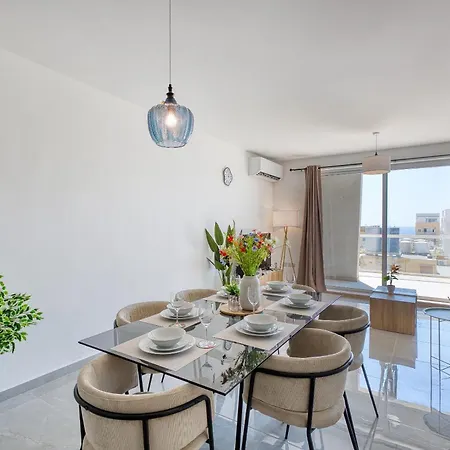 Spacious & Modern 3 Bedroom, Steps From Stunning Sea Views! * マルサスカーラ
