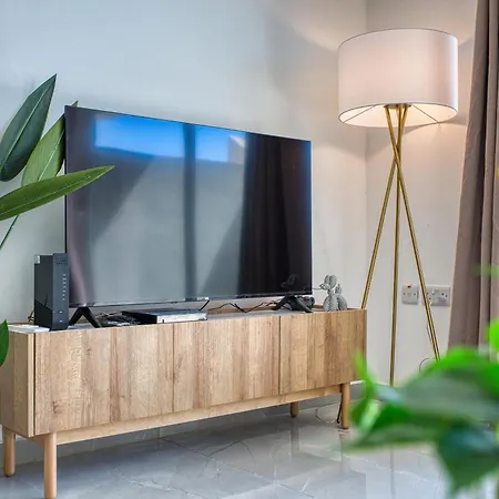 Spacious & Modern 3 Bedroom, Steps From Stunning Sea Views! アパート