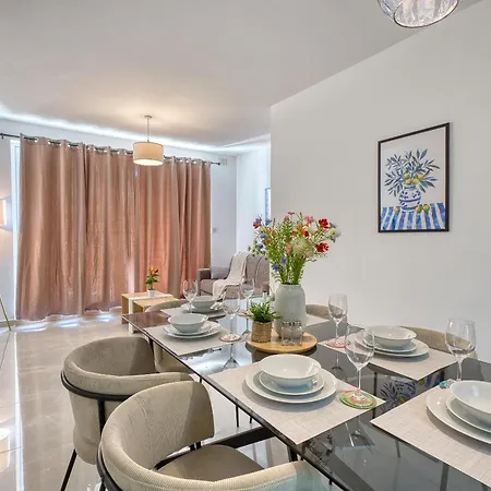 Spacious & Modern 3 Bedroom, Steps From Stunning Sea Views! マルサスカーラ