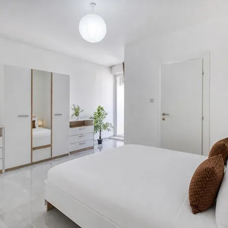 Spacious & Modern 3 Bedroom, Steps From Stunning Sea Views! アパート *