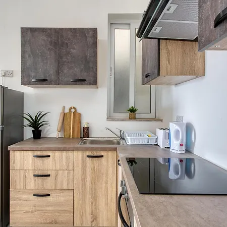 Spacious & Modern 3 Bedroom, Steps From Stunning Sea Views! アパート *