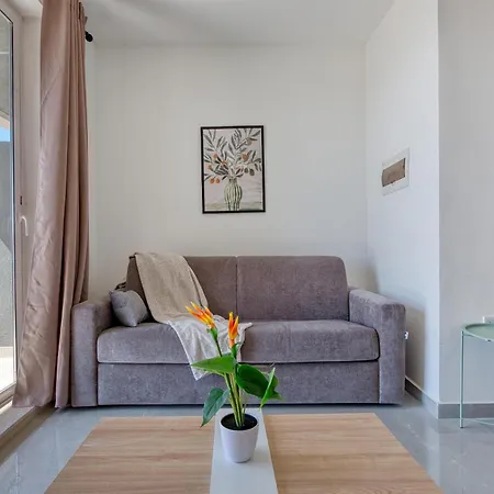 Spacious & Modern 3 Bedroom, Steps From Stunning Sea Views! マルサスカーラ