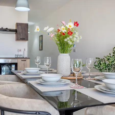 Spacious & Modern 3 Bedroom, Steps From Stunning Sea Views! * マルサスカーラ