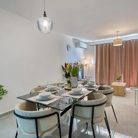 Spacious & Modern 3 Bedroom, Steps From Stunning Sea Views! アパート
