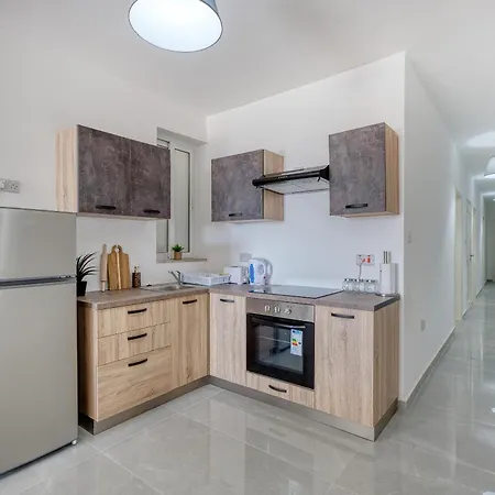 アパート Spacious & Modern 3 Bedroom, Steps From Stunning Sea Views! マルサスカーラ