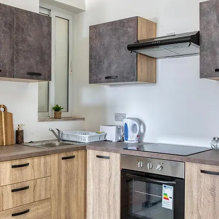Spacious & Modern 3 Bedroom, Steps From Stunning Sea Views! アパート