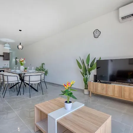 Spacious & Modern 3 Bedroom, Steps From Stunning Sea Views! アパート