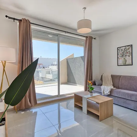 アパート Spacious & Modern 3 Bedroom, Steps From Stunning Sea Views!