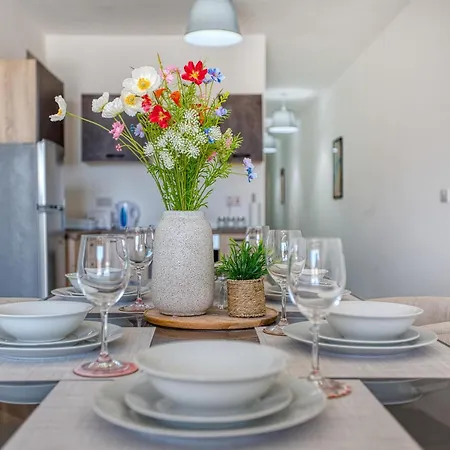 Spacious & Modern 3 Bedroom, Steps From Stunning Sea Views! *