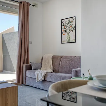 Spacious & Modern 3 Bedroom, Steps From Stunning Sea Views! *