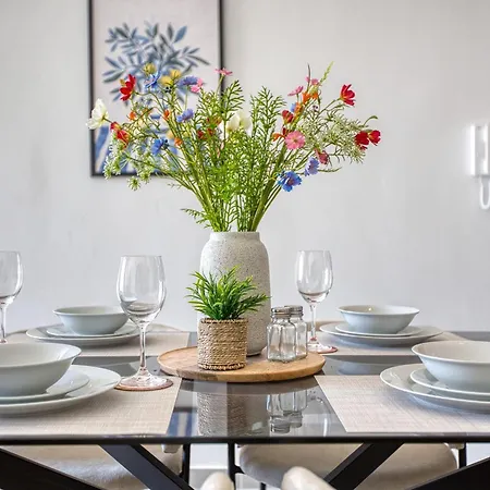 Spacious & Modern 3 Bedroom, Steps From Stunning Sea Views! * マルサスカーラ