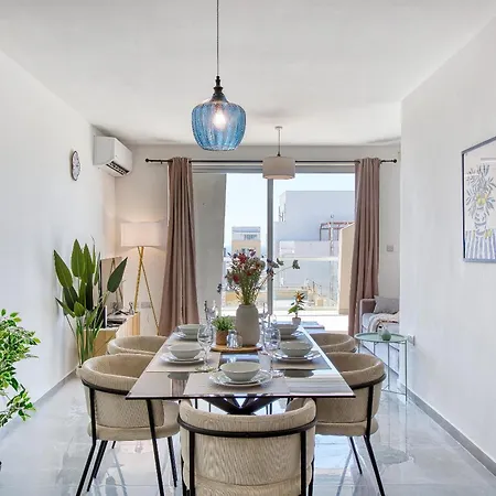 Spacious & Modern 3 Bedroom, Steps From Stunning Sea Views! マルサスカーラ
