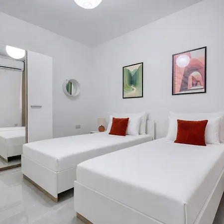 Spacious & Modern 3 Bedroom, Steps From Stunning Sea Views! アパート