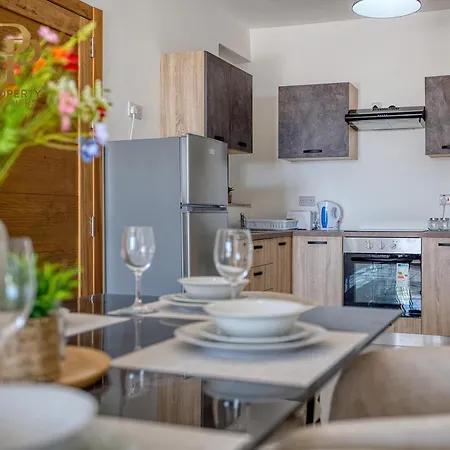 Spacious & Modern 3 Bedroom, Steps From Stunning Sea Views! マルサスカーラ