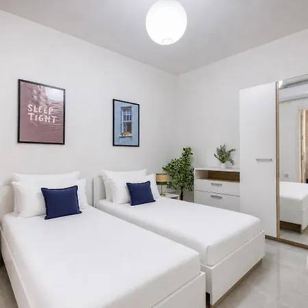 アパート Spacious & Modern 3 Bedroom, Steps From Stunning Sea Views!