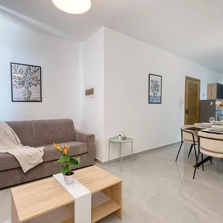 アパート Spacious & Modern 3 Bedroom, Steps From Stunning Sea Views!