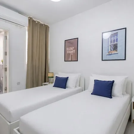 Spacious & Modern 3 Bedroom, Steps From Stunning Sea Views! アパート マルサスカーラ