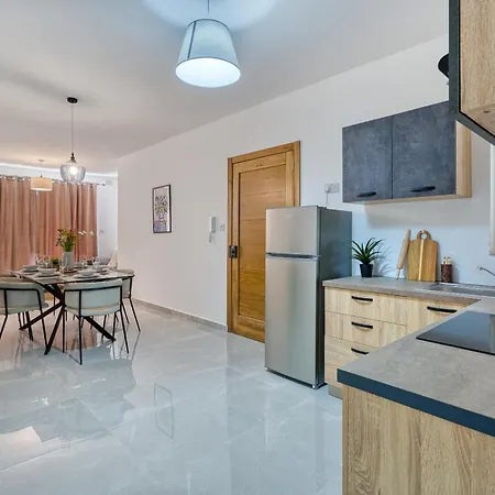 アパート Spacious & Modern 3 Bedroom, Steps From Stunning Sea Views! *
