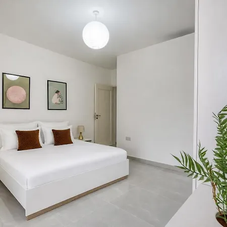 Spacious & Modern 3 Bedroom, Steps From Stunning Sea Views! アパート マルサスカーラ