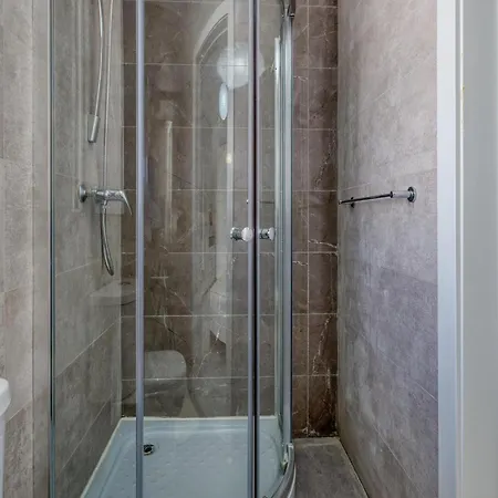 Spacious & Modern 3 Bedroom, Steps From Stunning Sea Views! アパート マルサスカーラ