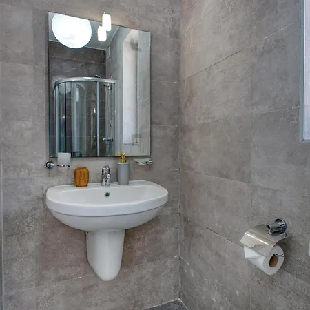 Spacious & Modern 3 Bedroom, Steps From Stunning Sea Views! アパート *