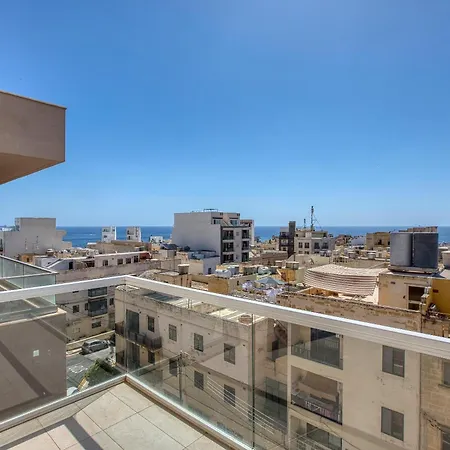 Spacious & Modern 3 Bedroom, Steps From Stunning Sea Views! アパート マルサスカーラ