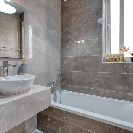 アパート Spacious & Modern 3 Bedroom, Steps From Stunning Sea Views!