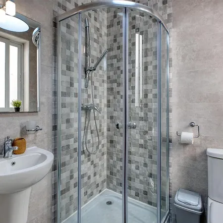 Spacious & Modern 3 Bedroom, Steps From Stunning Sea Views! *