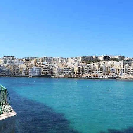 Spacious & Modern 3 Bedroom, Steps From Stunning Sea Views! アパート マルサスカーラ